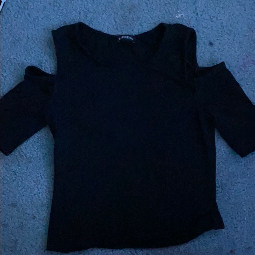 A black shoulder gap semi cropped shirt
